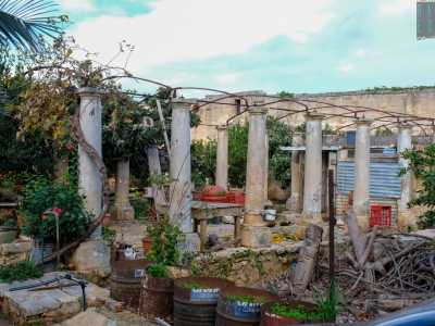 Adiacente alla chiesa si trova poi un pergolato delimitato da graziose colonnine corinzie in tufo bianco che adornano quella che era una cisterna di raccolta dell�acqua